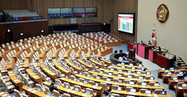 국민의힘 추경호 의원이 13일 국회에서 열린 12월 임시국회 본회의에서 은행법 일부개정법률안에 대한 무제한 토론을 하고 있다. 연합뉴스