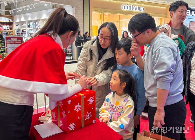 13일 오후 수원스타필드에서 열린 'MERRY BONGGONG-MAS'를 찾은 시민들이 즐거운 시간을 보내고 있다. 크리스마스를 맞아 14일까지 진행되는 경기도 민선 8기 도정 캐릭터 '봉공이'의 팝업스토어에서는 다양한 이벤트가 진행될 예정이다. 윤원규기자