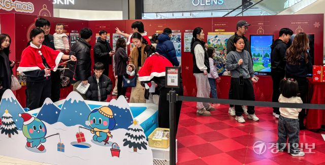 13일 오후 수원스타필드에서 열린 'MERRY BONGGONG-MAS'를 찾은 시민들이 즐거운 시간을 보내고 있다. 크리스마스를 맞아 14일까지 진행되는 경기도 민선 8기 도정 캐릭터 '봉공이'의 팝업스토어에서는 다양한 이벤트가 진행될 예정이다. 윤원규기자