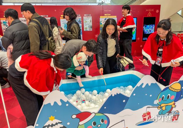 13일 오후 수원스타필드에서 열린 'MERRY BONGGONG-MAS'를 찾은 시민들이 즐거운 시간을 보내고 있다. 크리스마스를 맞아 14일까지 진행되는 경기도 민선 8기 도정 캐릭터 '봉공이'의 팝업스토어에서는 다양한 이벤트가 진행될 예정이다. 윤원규기자