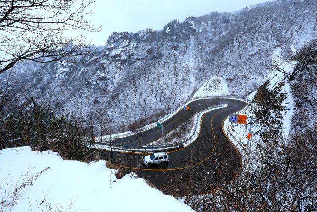 강원 인제군 북면 한계령 일원에 흰 눈이 쌓인 모습. 연합뉴스