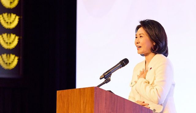 김혜경 여사가 12일 서울 중구 남산 반얀트리 클럽 앤 스파에서 열린 불교지도자 초청 국민화합기원 송년만찬에서 인사말을 하고 있다. 연합뉴스