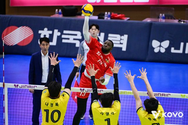 남자 프로배구 수원 한국전력의 베논이 13일 열린 의정부 KB손해보험과 리그 경기서 스파이크를 시도하고 있다. KOVO 제공