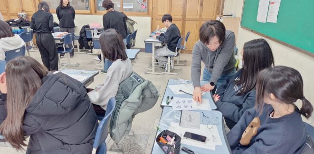 ‘지역 내 수험생 수능 후 취미활동 지원 프로그램’의 캘리그라피 활동 모습. 영덕1동 주민자치위원회 제공