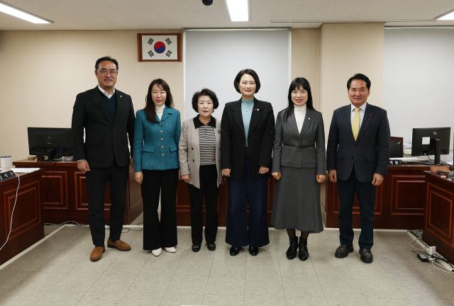 안양시의회 보사환경위원회 의원들이 기념촬영을 하고 있다. 안양시의회 제공
