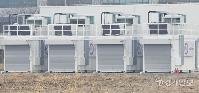 평택 오성면 소재 유엘솔루션 한국첨단기술센터. 시가 해당 기업이 무단으로 증축한 불법 건물에 대해 원상복구명령 사전명령처분 사전통지서를 보냈는데도 실험을 강행하고 있다. 윤동현기자
