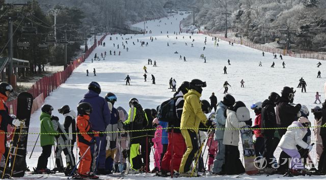 겨울 스포츠의 계절이 돌아왔다. 14일 오전 하얀 설경이 펼쳐진 이천시 지산포레스트리조트 스키장을 찾은 스키어, 스노보더들이 리프트에 탑승하기 위해 줄지어 있다. 홍기웅기자