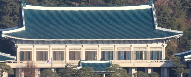 12일 청와대에서 관계자들이 유리창 청소를 하고 있다. 대통령실은 이번 달 말까지 청와대 이전을 마칠 예정이다. 연합뉴스