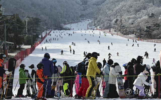 겨울 스포츠의 계절이 돌아왔다. 14일 오전 하얀 설경이 펼쳐진 이천시 지산포레스트리조트 스키장을 찾은 스키어, 스노보더들이 리프트에 탑승하기 위해 줄지어 있다. 홍기웅기자
