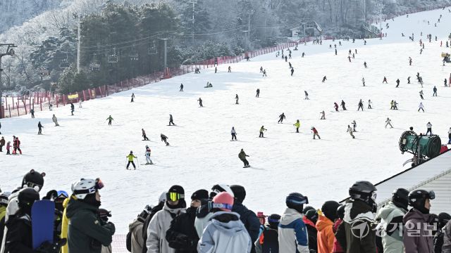 겨울 스포츠의 계절이 돌아왔다. 14일 오전 하얀 설경이 펼쳐진 이천시 지산포레스트리조트 스키장을 찾은 스키어, 스노보더들이 리프트에 탑승하기 위해 줄지어 있다. 홍기웅기자