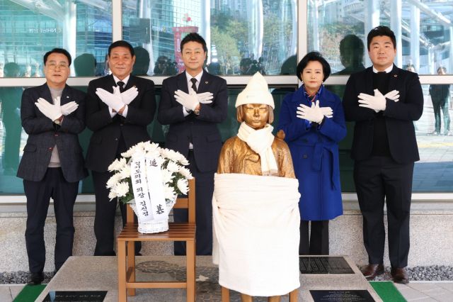 김진경 경기도의회 의장과 정윤경·김규창 부의장, 장한별 더불어민주당 총괄수석부대표, 임채호 의회사무처장이 평화의 소녀상 건립 7주년 기념식에서 기념촬영을 하고 있다. 경기도의회 제공.