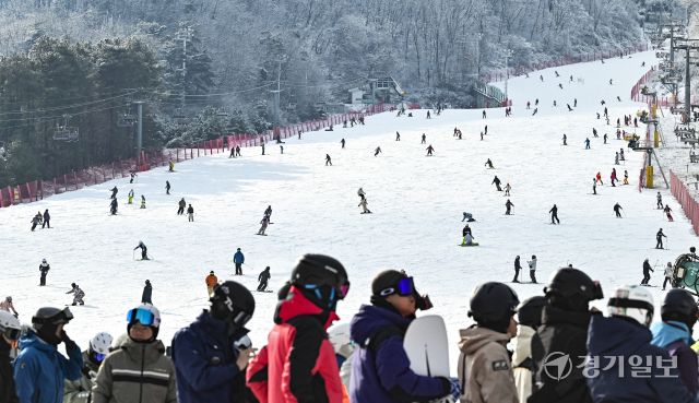 겨울 스포츠의 계절이 돌아왔다. 14일 오전 하얀 설경이 펼쳐진 이천시 지산포레스트리조트 스키장을 찾은 스키어, 스노보더들이 리프트에 탑승하기 위해 줄지어 있다. 홍기웅기자