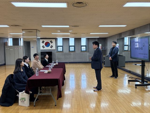 인천 계양구시설관리공단이 전국 최초로 민관 합동 모의 면접 시험을 하고 있다. 인천 계양구시설관리공단 제공