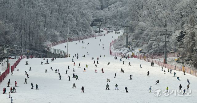 겨울 스포츠의 계절이 돌아왔다. 14일 오전 하얀 설경이 펼쳐진 이천시 지산포레스트리조트 스키장을 찾은 스키어, 스노보더들이 리프트에 탑승하기 위해 줄지어 있다. 홍기웅기자