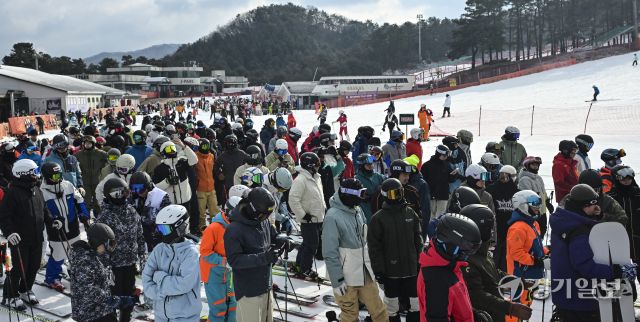 겨울 스포츠의 계절이 돌아왔다. 14일 오전 하얀 설경이 펼쳐진 이천시 지산포레스트리조트 스키장을 찾은 스키어, 스노보더들이 리프트에 탑승하기 위해 줄지어 있다. 홍기웅기자