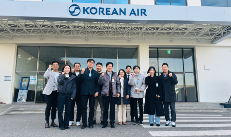 ‘2025년 대한항공 항공우주분야 오픈이노베이션 프로그램’ 참가자들이 대한항공 앞에서 기념 촬영을 하고 있다. 인천창조경제혁신센터 제공