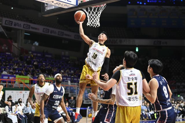 정관장의 렌즈 아반도가 14일 부산사직체육관에서 열린 2025-2026시즌 LG전자 프로농구 정규리그 부산 KCC와 원정 경기에서 레이업을 시도하고 있다. KBL 제공