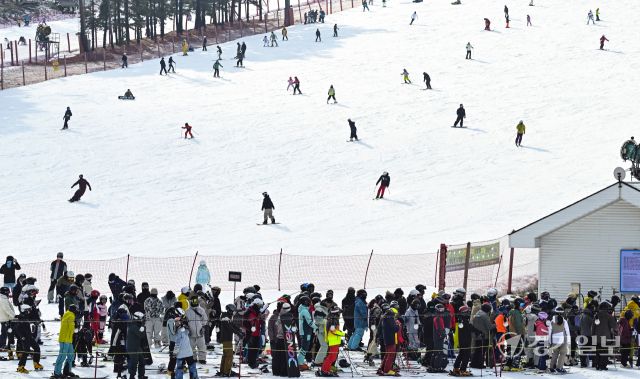 14일 오전 지산포레스트리조트 스키장에서 스키어, 스노보더들이 리프트를 탑승하기 위해 줄지어 있다. 홍기웅기자