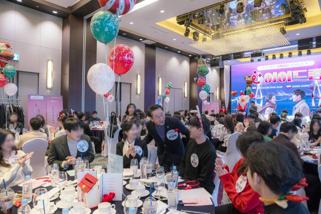 유정복 인천시장이 지난 6일 연수구 송도국제도시 오크우드 프리미어 인천에서 열린 5차 이어드림 행사에서 참가자들과 인사를 하고 있다. 인천시 제공