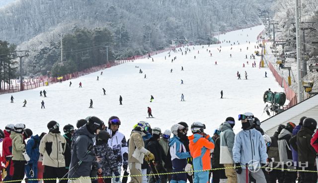 겨울 스포츠의 계절이 돌아왔다. 14일 오전 하얀 설경이 펼쳐진 이천시 지산포레스트리조트 스키장을 찾은 스키어, 스노보더들이 리프트에 탑승하기 위해 줄지어 있다. 홍기웅기자