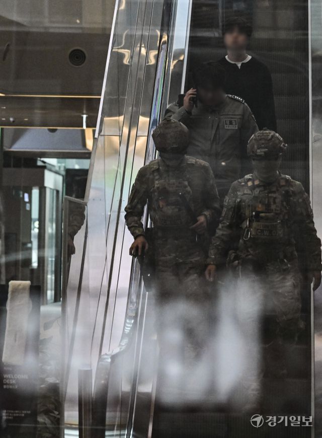 15일 오전 성남시 분당구 카카오 판교아지트 건물에 폭발물 설치 협박이 있었다는 사측의 신고가 접수돼 경찰과 군이 수색에 나섰다. 사진은 이날 오후 공군폭발물처리반과 경찰병력이 수색을 하는 모습. 홍기웅기자