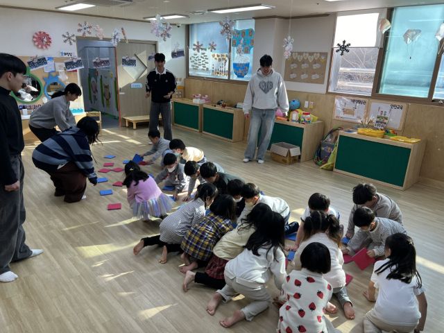 경동대 학생들이 육군 관사 공동육아나눔터를 찾아 돌봄 프로그램을 진행하고 있다. 경동대 제공