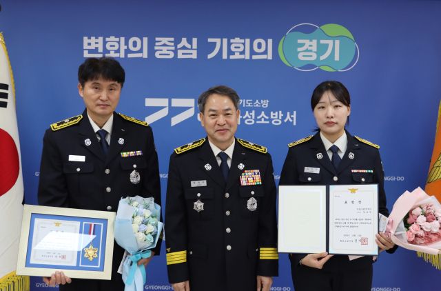 15일 차고탈출 우수센터 및 12월 으뜸소방관 표창 수여식에서 수상자들이 기념촬영을 하고 있다. 화성소방서 제공