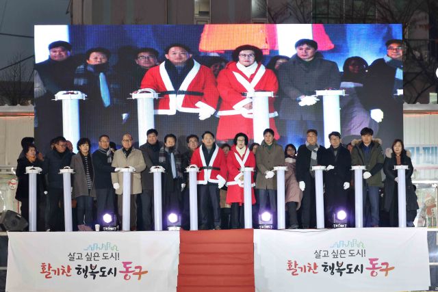 최근 인천 동구 동인천역 북광장에서 2025~2026시즌 화도진스케이트장 개장식을 열고 기념 촬영을 하고 있다. 동구청 제공