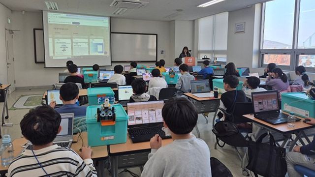 동국대학교가 최근 바이오메디캠퍼스에서 진행한 ‘AI 로봇캠프’에서 학생들이 ukit AI 스마트 교육과정을 듣고 있다. 동국대학교 제공