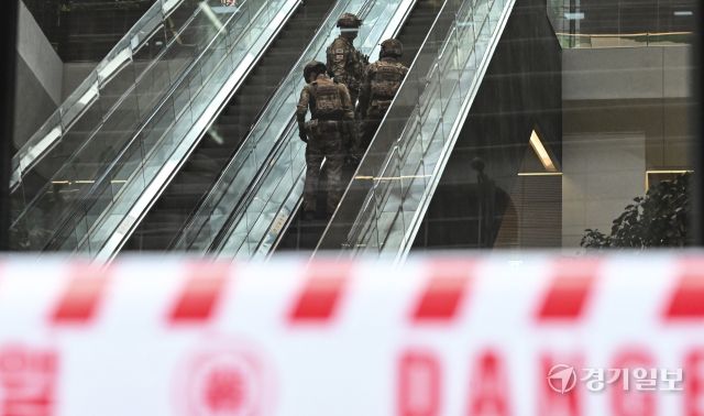 15일 오전 성남시 분당구 카카오 판교아지트 건물에 폭발물 설치 협박이 있었다는 사측의 신고가 접수돼 경찰과 군이 수색에 나섰다. 사진은 이날 오후 공군폭발물처리반이 폭발물 수색을 하는 모습. 홍기웅기자