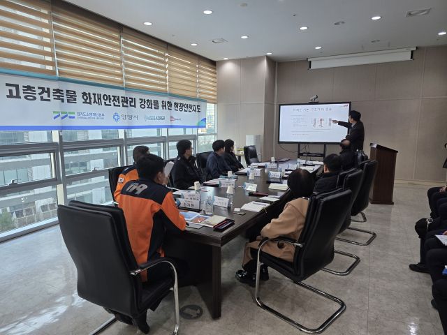 안양소방서가 지역 내 고층 건축물에 대한 현장 안전지도를 진행하고 있는 모습. 안양소방서 제공