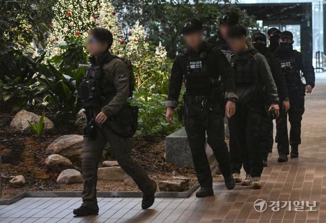 15일 오전 성남시 분당구 카카오 판교아지트 건물에 폭발물 설치 협박이 있었다는 사측의 신고가 접수돼 경찰과 군이 수색에 나섰다. 사진은 이날 오후 경찰특공대원들이 건물 내를 수색하는 모습. 홍기웅기자