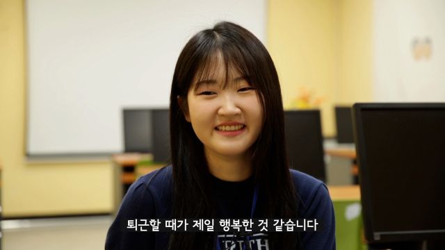 지역미디어 공모사업 선정팀 ‘이웃사촌’이 제작한 작품 ‘평범한 하루 속, 특별한 행복의 기록’ 스틸컷. ‘언제 가장 행복한가’에 관한 이웃들의 답변이 담겨있다. 수원문화재단 제공