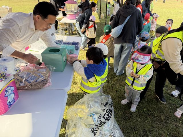 인천 남동구의 주민이 폐건전지 수거 캠페인에 참여하고 있다. 인천 남동구청 제공
