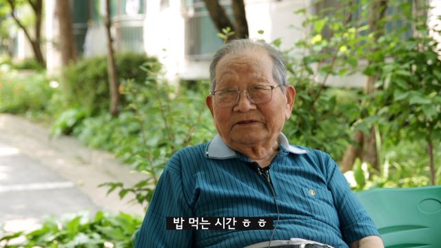 지역미디어 공모사업 선정팀 ‘이웃사촌’이 제작한 작품 ‘평범한 하루 속, 특별한 행복의 기록’ 스틸컷. ‘언제 가장 행복한가’에 관한 이웃들의 답변이 담겨있다. 수원문화재단 제공