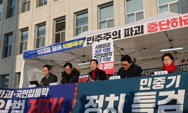 국민의힘 장동혁 대표가 15일 서울 여의도 국회 본청 앞 더불어민주당의 쟁점 법안 추진을 저지하기 위한 천막 농성장에서 열린 최고위원회의에서 발언하고 있다. 연합뉴스