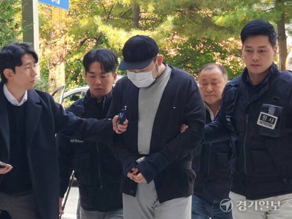 지난 10월29일 오전 유튜버를 납치해 살해하려 한 혐의를 받는 20대가 구속 전 피의자 심문(영장실질심사)이 열리는 인천지법에 들어서고 있다. 경기일보 DB