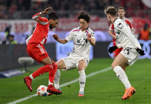 마인츠의 이재성(가운데)이 15일 독일 뮌헨의 알리안츠 아레나에서 열린 바이에른 뮌헨과 2025-2026 독일 분데스리가 14라운드 경기에서 상대 선수와 공을 다투고 있다. 로이터=연합뉴스