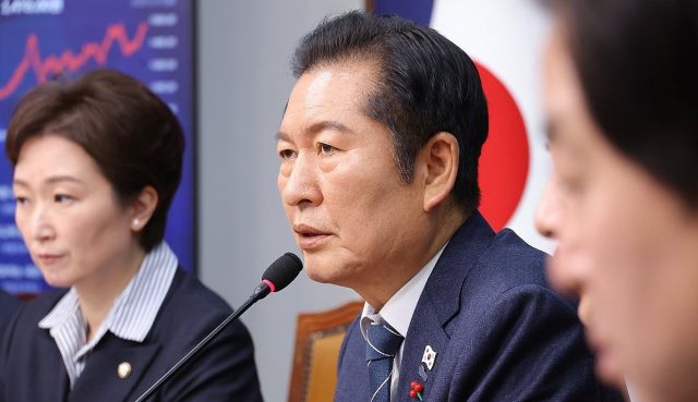 더불어민주당 정청래 대표가 15일 서울 여의도 국회에서 열린 최고위원회의에서 발언하고 있다. 연합뉴스