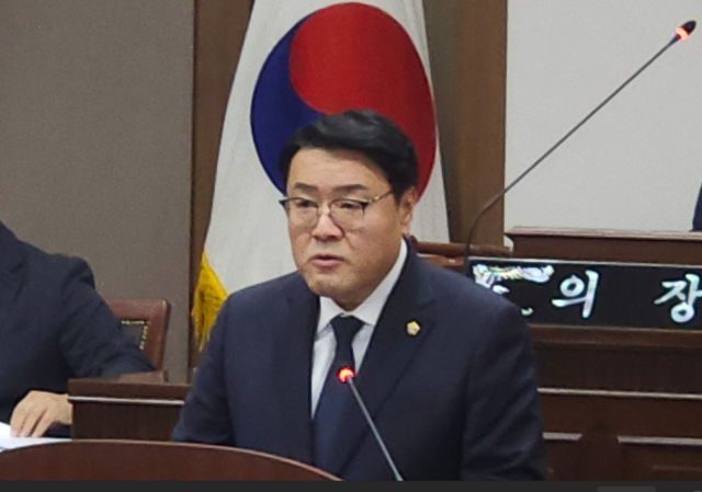 포천시의회 연제창 의원이 15일 제189회 본회의 5분 자유발언에서 포천시 재정안정화기금 운용 문제를 지적하고 있다. 손지영 기자