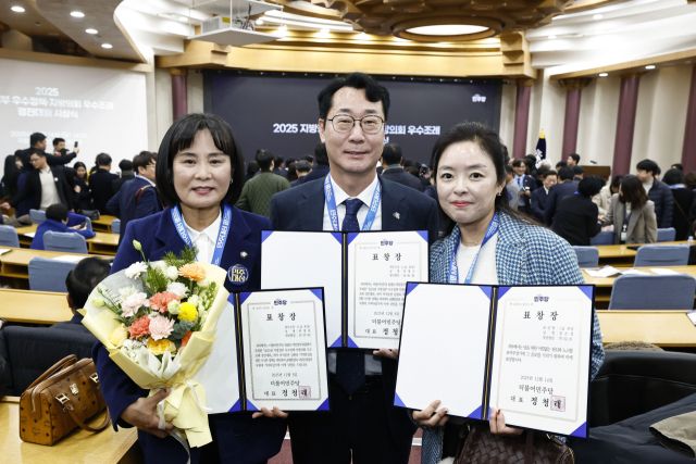 정명근 화성특례시장이 ‘2025 지방정부 우수정책·지방의회 우수조례 경진대회’에서 최우수상을 수상한 뒤 기념촬영을 하고있다. 더불어민주당 제공