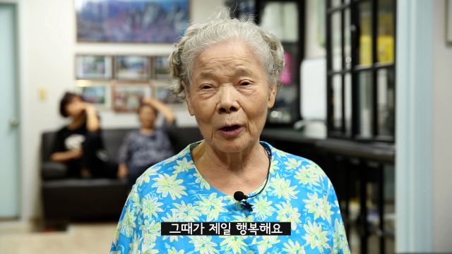 지역미디어 공모사업 선정팀 ‘이웃사촌’이 제작한 작품 ‘평범한 하루 속, 특별한 행복의 기록’ 스틸컷. ‘언제 가장 행복한가’에 관한 이웃들의 답변이 담겨있다. 수원문화재단 제공