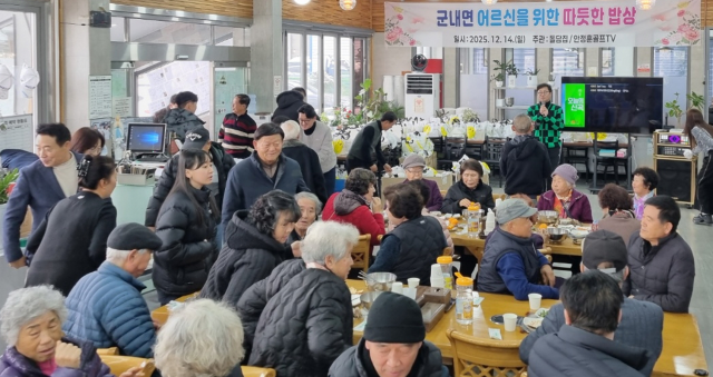 김갑수 돌담집 2호점 대표가 연말을 맞아 지역 어르신들을 초청해 갈비탕을 대접하며 인사를 나누고 있다. 포천시 제공