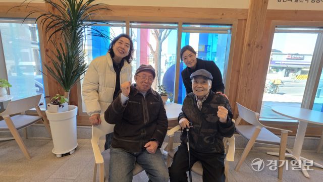 지난 1일 수원시미디어센터에서 만난 수원지역미디어 ‘디지털나누미’ 팀과 보훈서우회 동아리 회원들. (시계방향)디지털나누미 이은경 부회장·양경금 회원, 보훈서우회 김영복·이건우 회원. 이나경기자