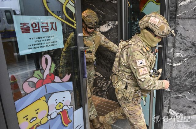 15일 오전 성남시 분당구 카카오 판교아지트 건물에 폭발물 설치 협박이 있었다는 사측의 신고가 접수돼 경찰과 군이 수색에 나섰다. 사진은 공군폭발물처리반 대원들이 수색후 건물 밖으로 나서고 있는 모습. 홍기웅기자