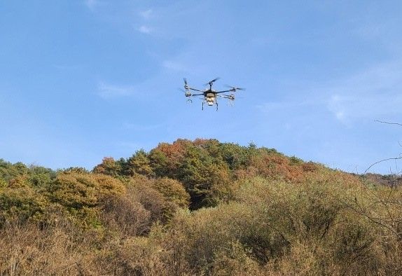 포천시가 지역 양돈농가 인근에서 드론으로 야생동물 기피제를 살포하며 ASF 차단을 위한 스마트 방역을 진행하고 있다. 포천시 제공
