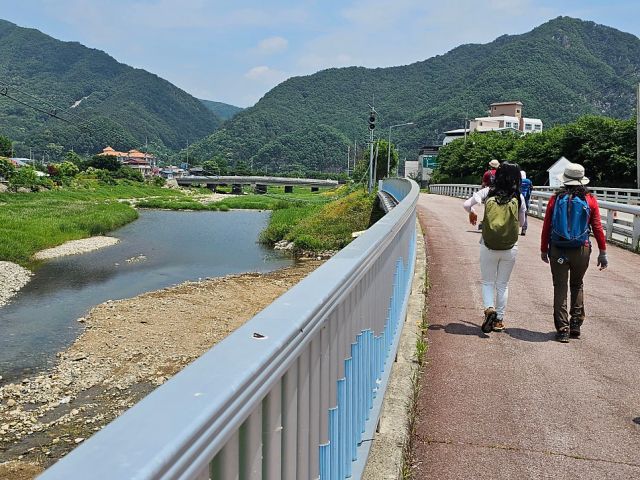 가평군보건소가 올해 1월부터 공식 걷기앱 ‘워크온’을 활용해 다양한 걷기 프로그램을 운영하고 있다. 사진은 주민들이 걷기 프로그램에 참여하고 있는 모습. 가평군보건소 제공