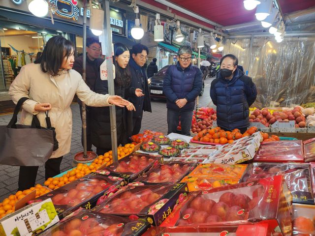 중부지원단 직원들이 북수원시장에서 전통시장 장보기 활동을 통해 상인들의 매출 증대를 지원하고 있다. 중부지방국세청 제공