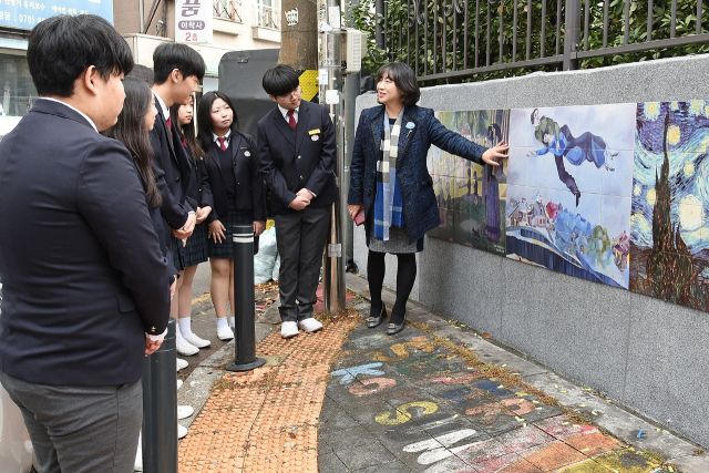 수원 곡선중학교 학생과 학생들이 ‘담장 위 작은 미술관’을 보며 대화하고 있다. 곡선중 제공