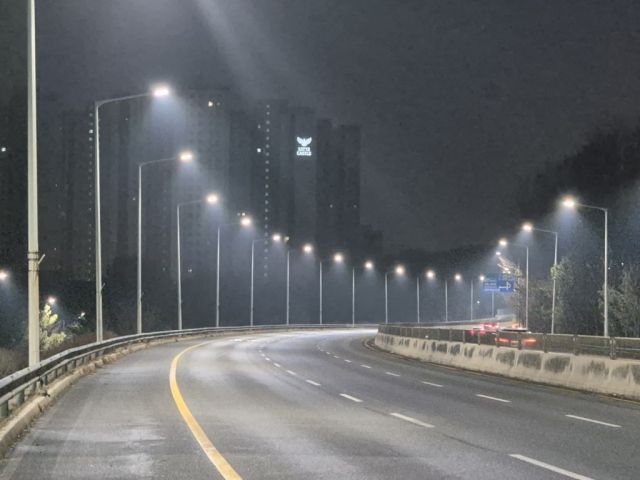 의정부시 서부로 노후 가로등 교체 현장. 의정부시 제공